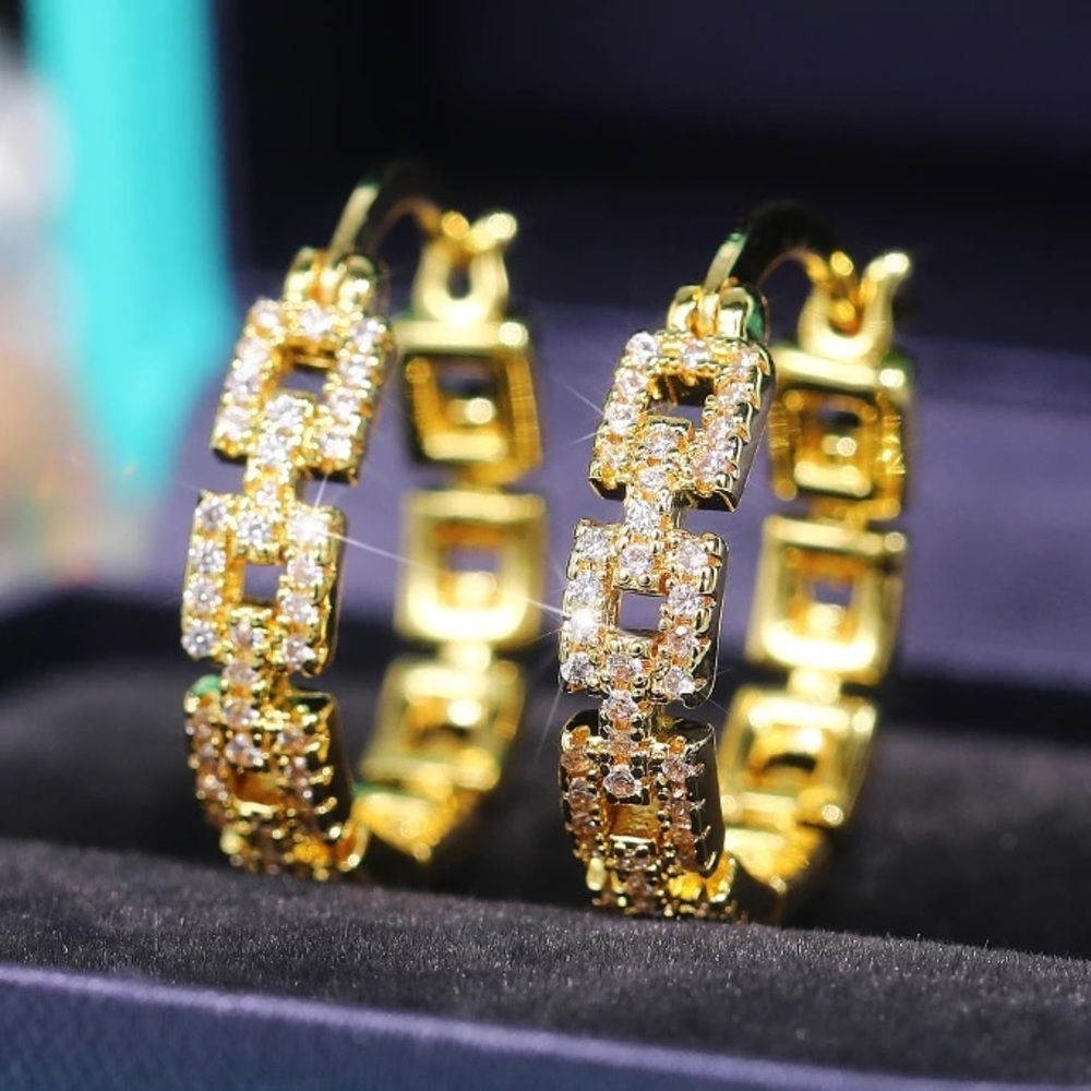 New Women’s Gold Plated Crystal Chopped Rhinestone Earrings - Picture 1 of 6